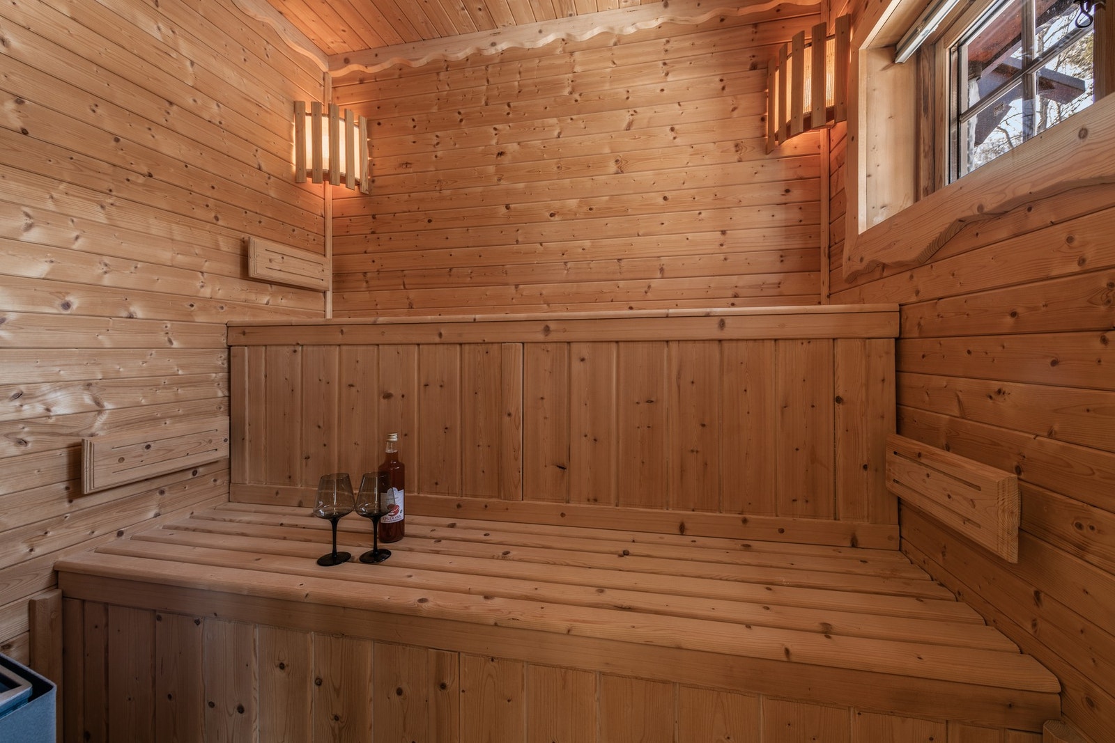 Nyt hyttelivet fra badstuen, etter en lang dag ute i fjellet Galleribilde