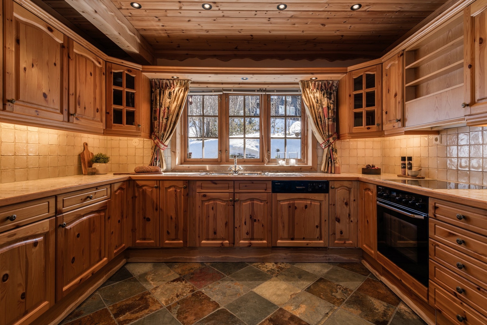 Funksjonelt kjøkken med god skap- og benkeplass Galleribilde