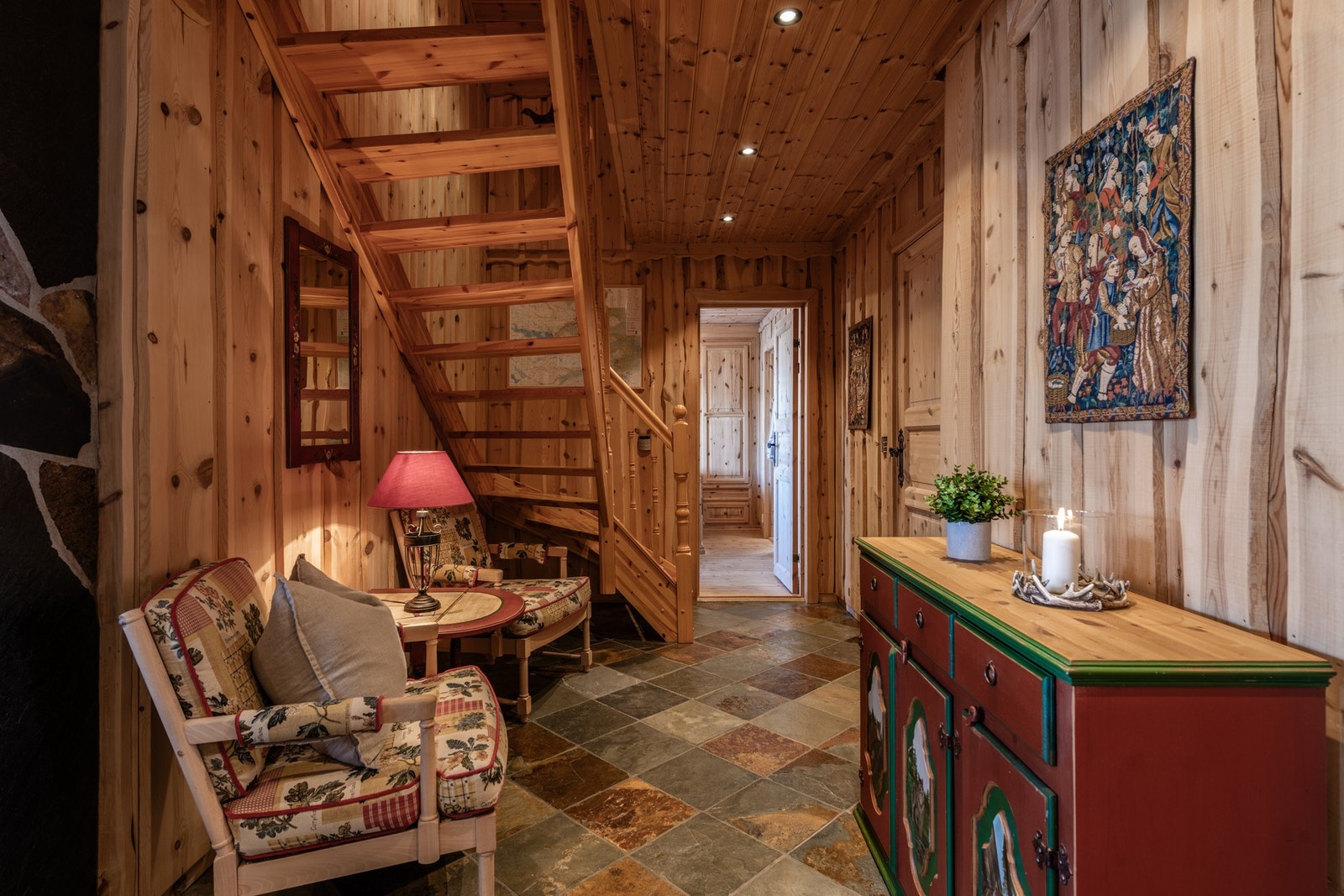 Følg gangen ned til hyttens andre soverom, med tilkomst til eget bad Galleribilde