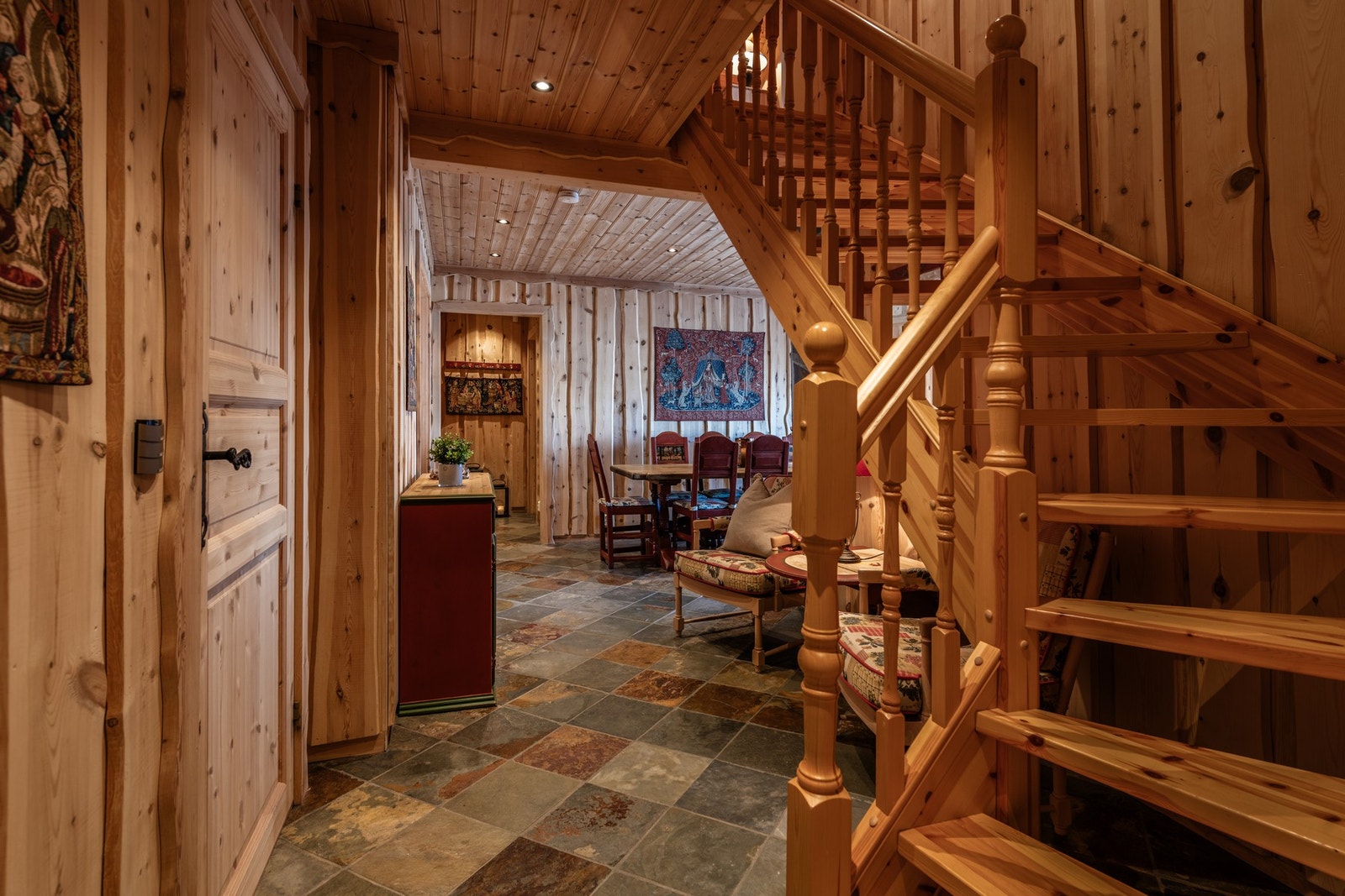 Følg trappen opp til hyttens andre etasje Galleribilde