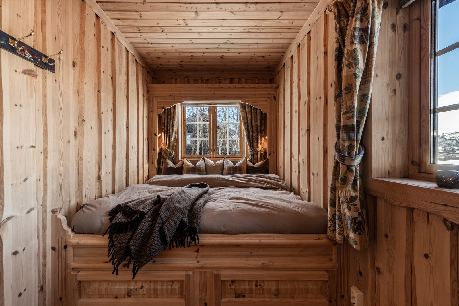 Soverom med plassbygget seng Galleribilde