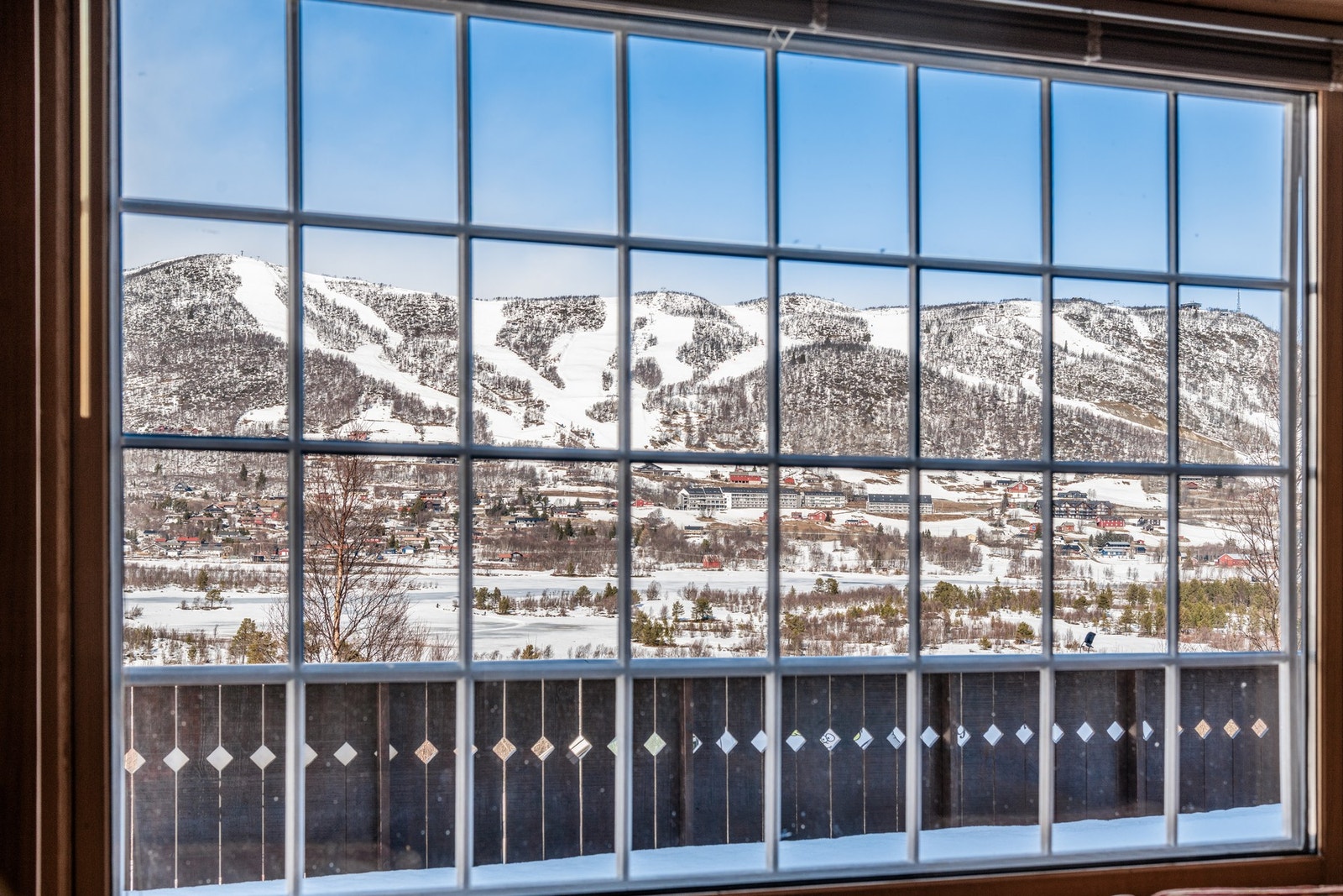 Fra stuen har man full panoramautsikt over mot Geilotoppen Galleribilde