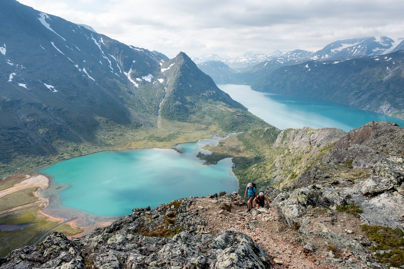 Her er du i nærheten av alt, storslått natur og flust av 2000 meters topper Galleribilde