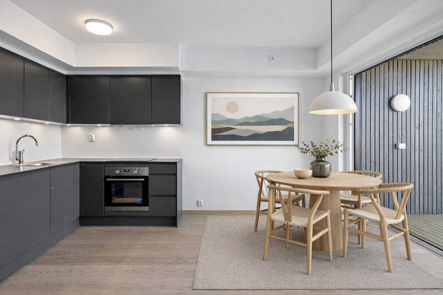 Kjøkkeninnredning med moderne grå overflater og mørke detaljer gir et stilfullt og harmonisk preg. Rikelig med benkeplass og oppbevaringsplass. NB! Bilde er AI-generert og avvik kan forekomme! Galleribilde