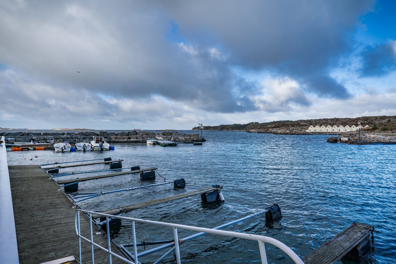 Praktisk med båtplass like ved leiligheten. Galleribilde