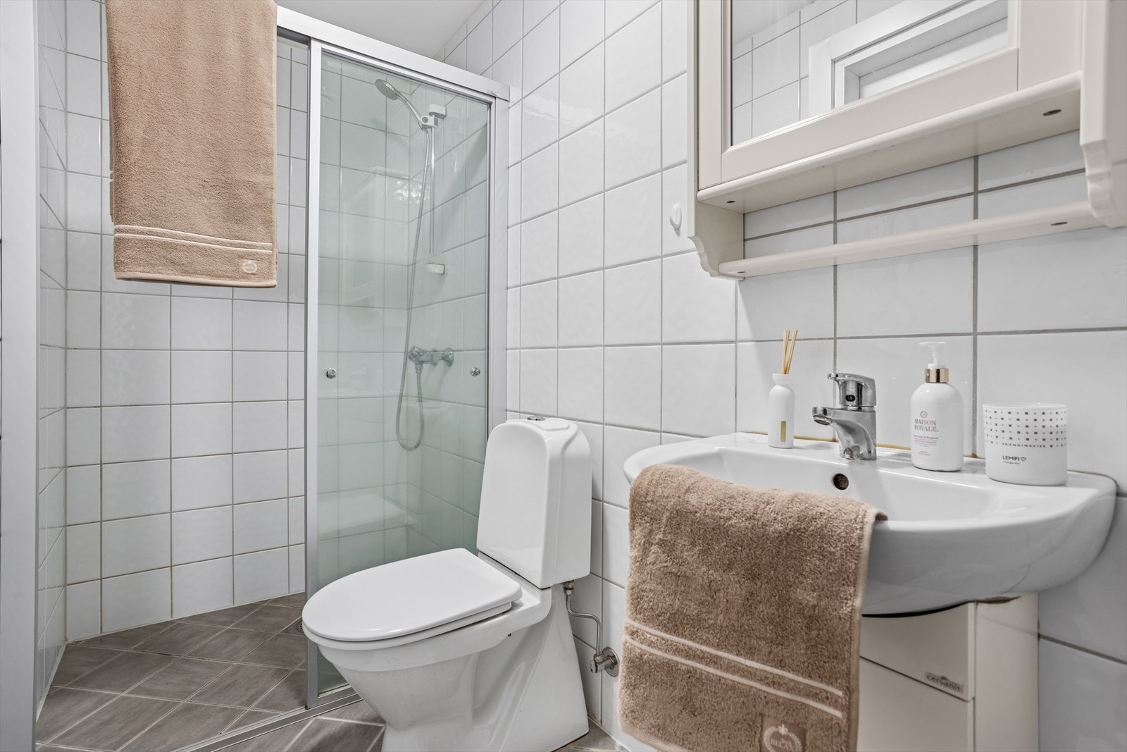 Bad med lyse fliser og varmekabler i gulv. Galleribilde