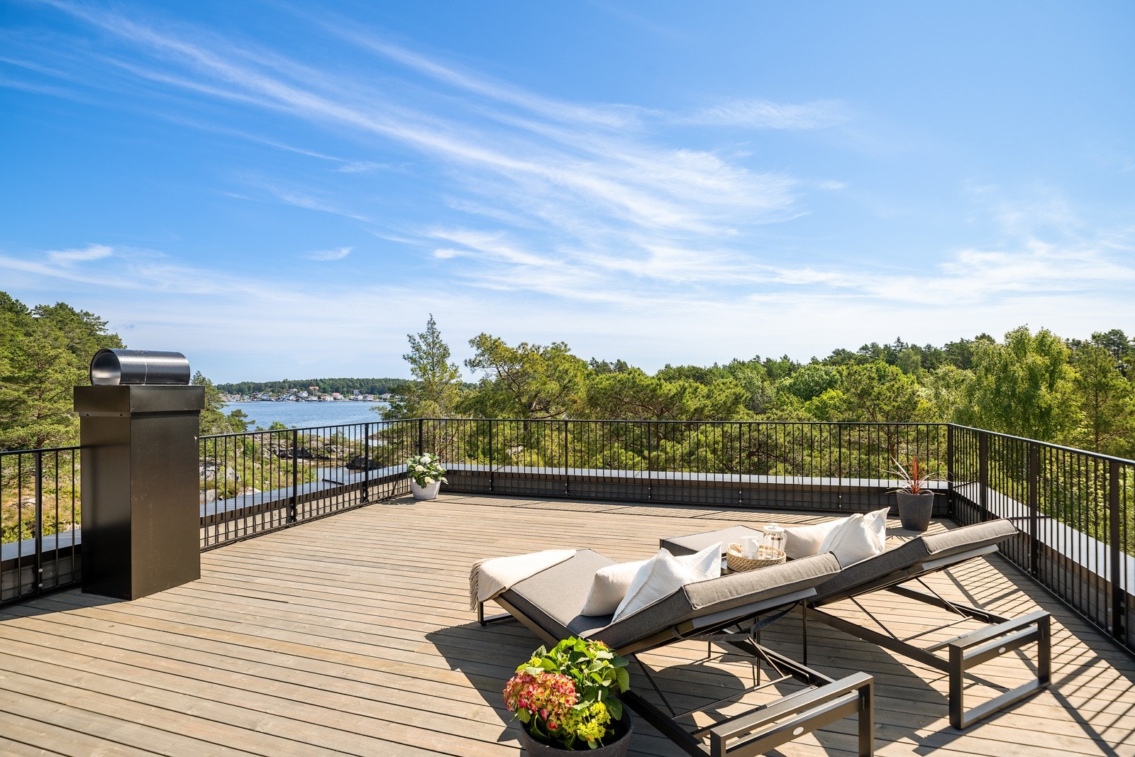 Stor takterrasse på ca 58 kvm med sol fra morgen til kveld. Her kan man sitte usjenert og nyte utsikten. Galleribilde