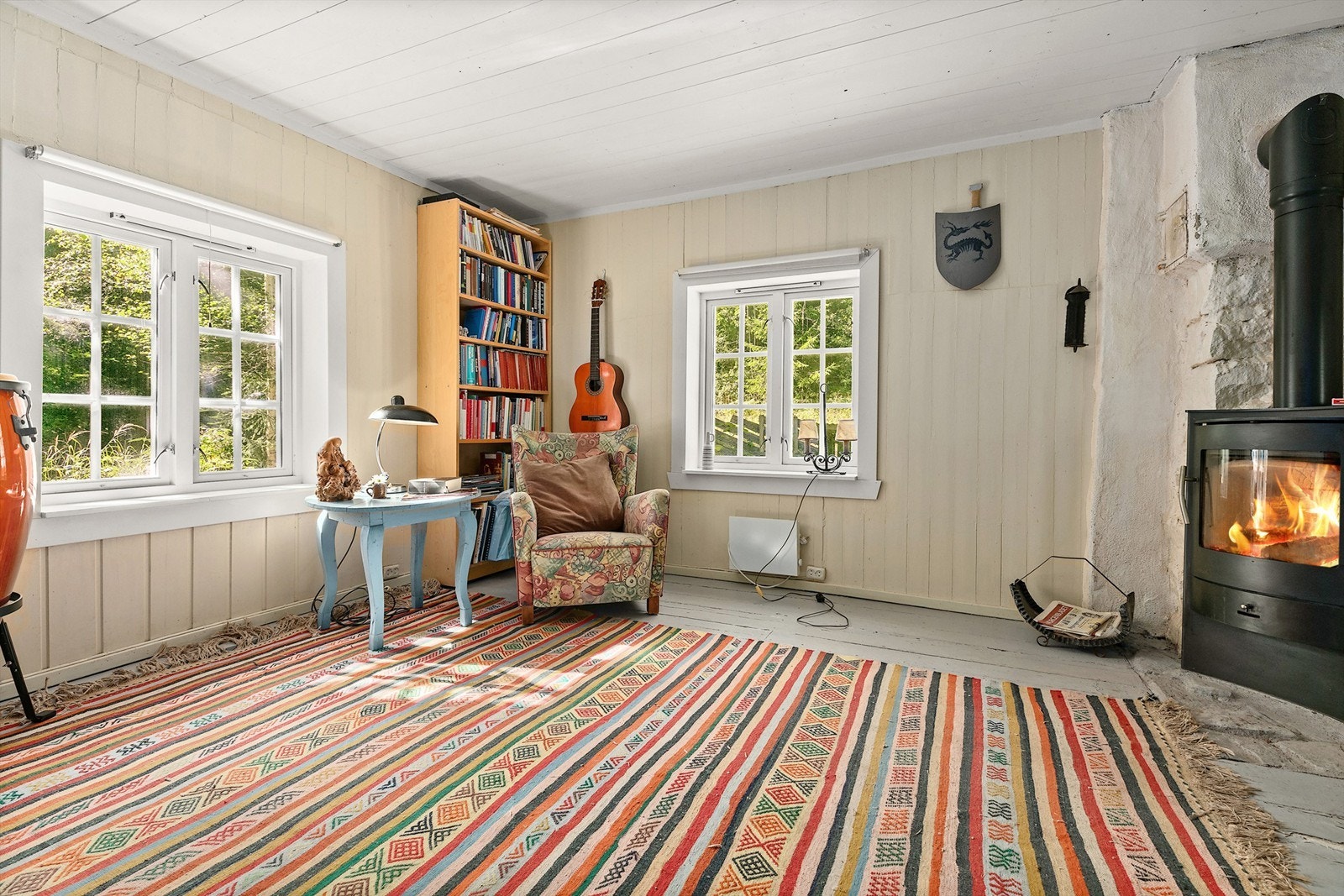 Stuen er stor og lys med vinduer fra flere sider som gir ett godt lys. Vedovn for den kalde mørke tiden. Galleribilde