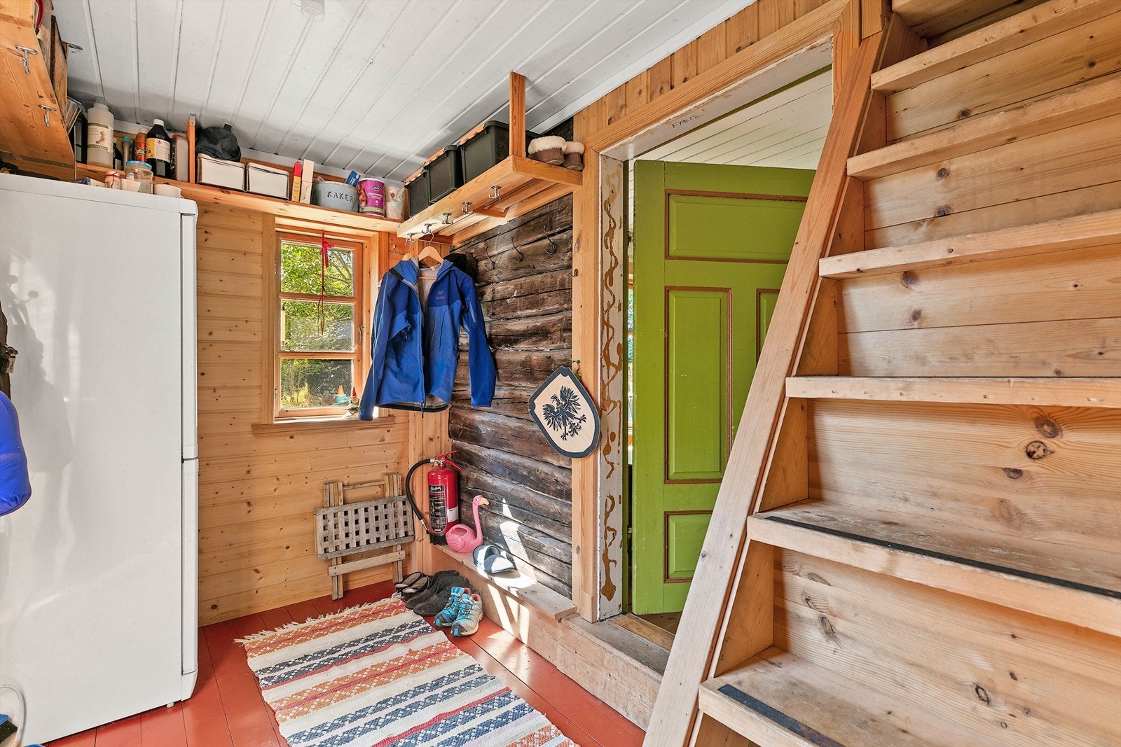 Gang med trapp opp til hemsen. Galleribilde