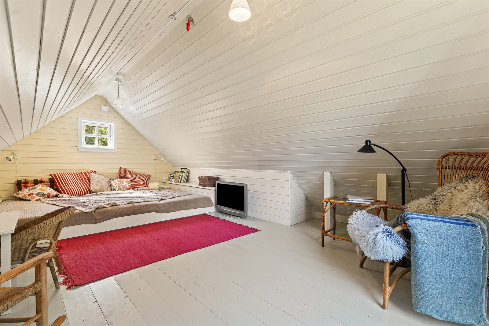 Hems innredet som soverom stort rom med god plass. Galleribilde