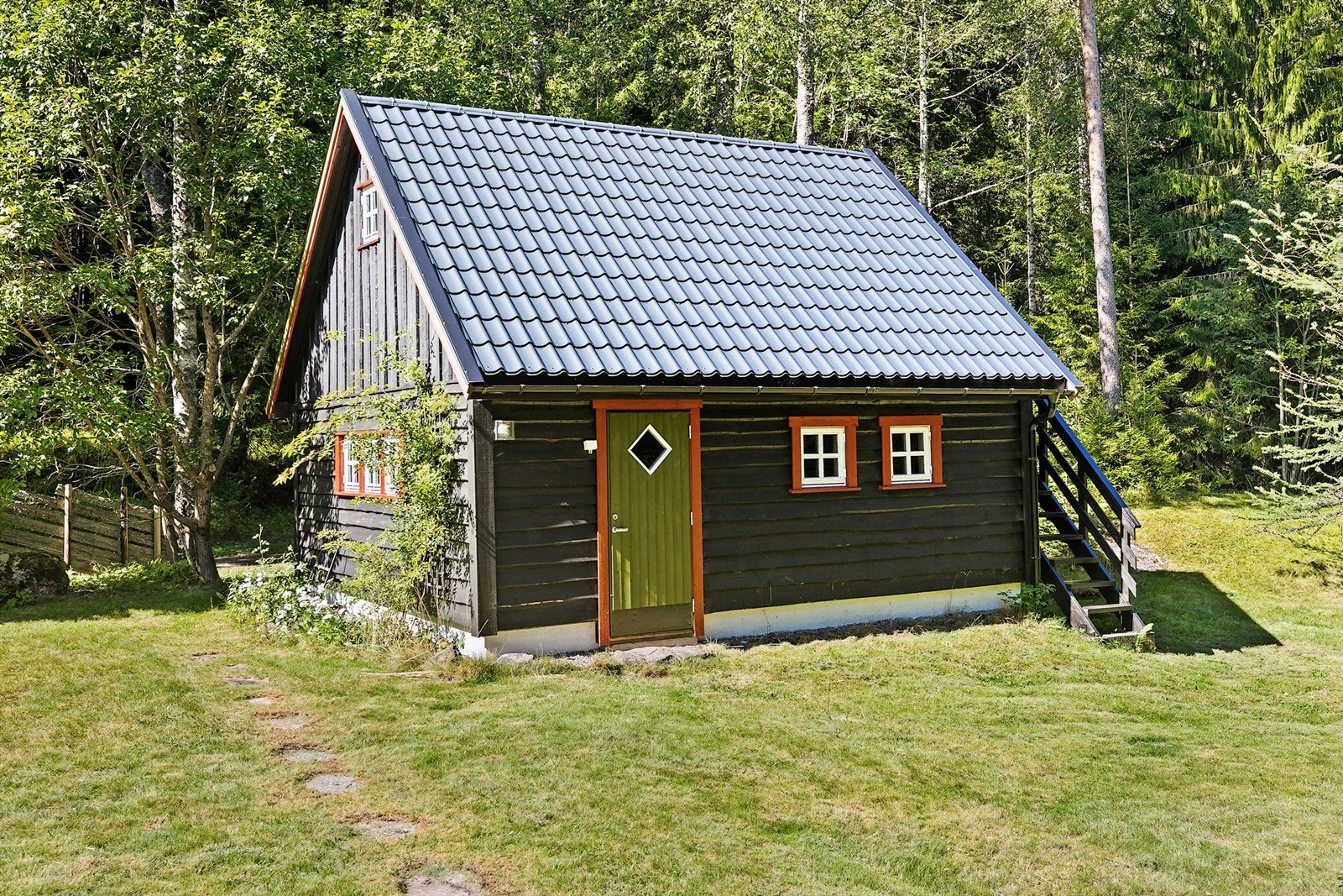 Garasjen har hems i 2. etasje med trapp utvendig. Galleribilde