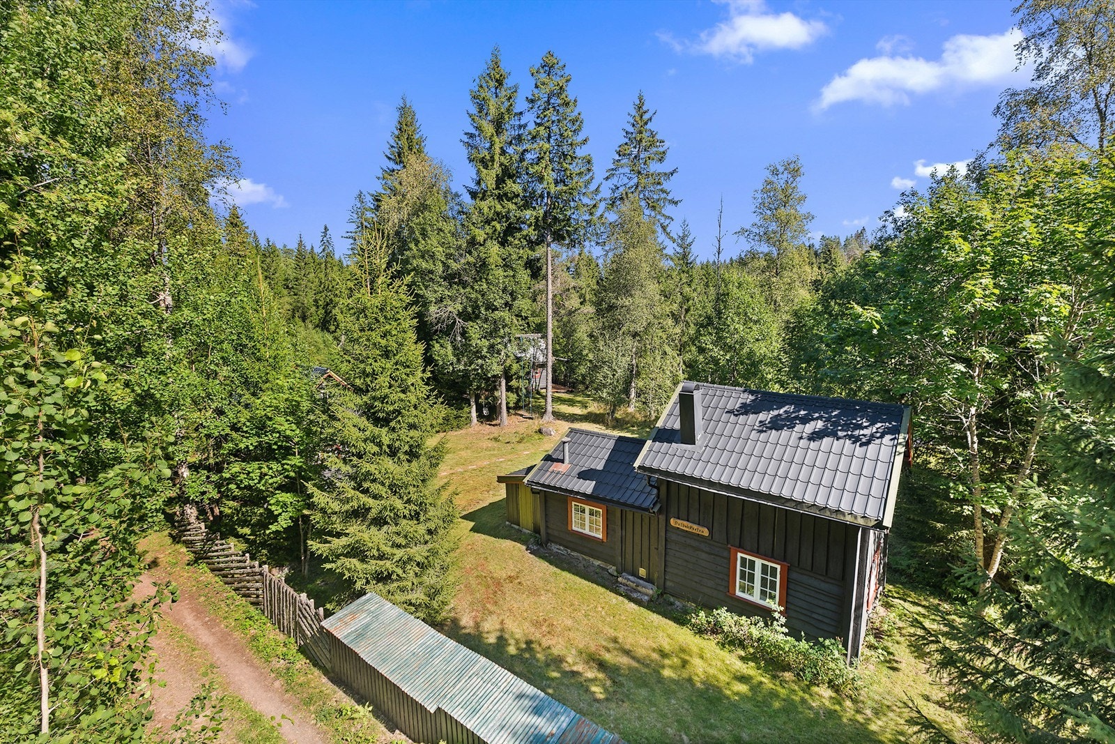Velkommen til denne flotte perlen innerst i Dalbekk skog. Unikt hyttetun med 2 hytter og en garasje. Foto: Digit media v/Jørgen Galleribilde