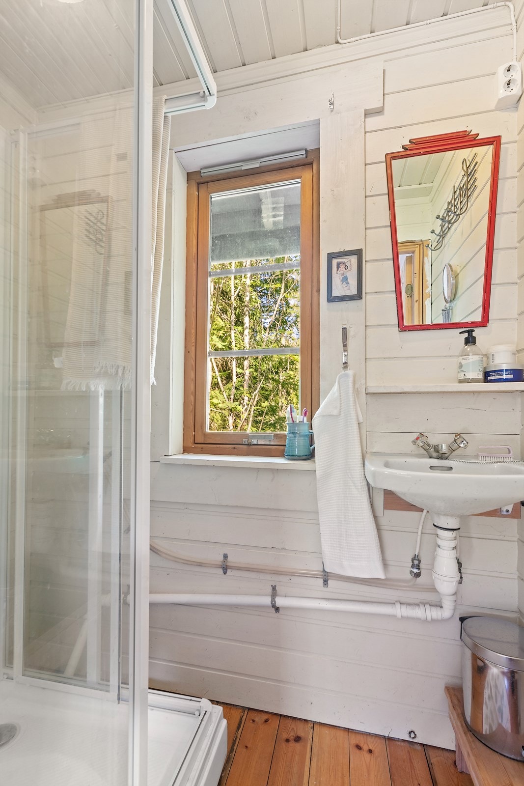 Enkelt bad med mulighet for en dusj og vaske hender. Galleribilde