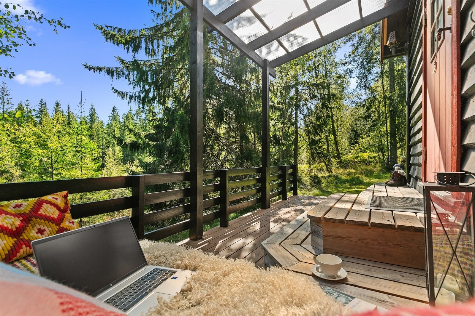 Fantastisk terrasse uten for døren som er overbygget her kan man sitte og nyte morgen solen, mens skogen våkner til. Galleribilde