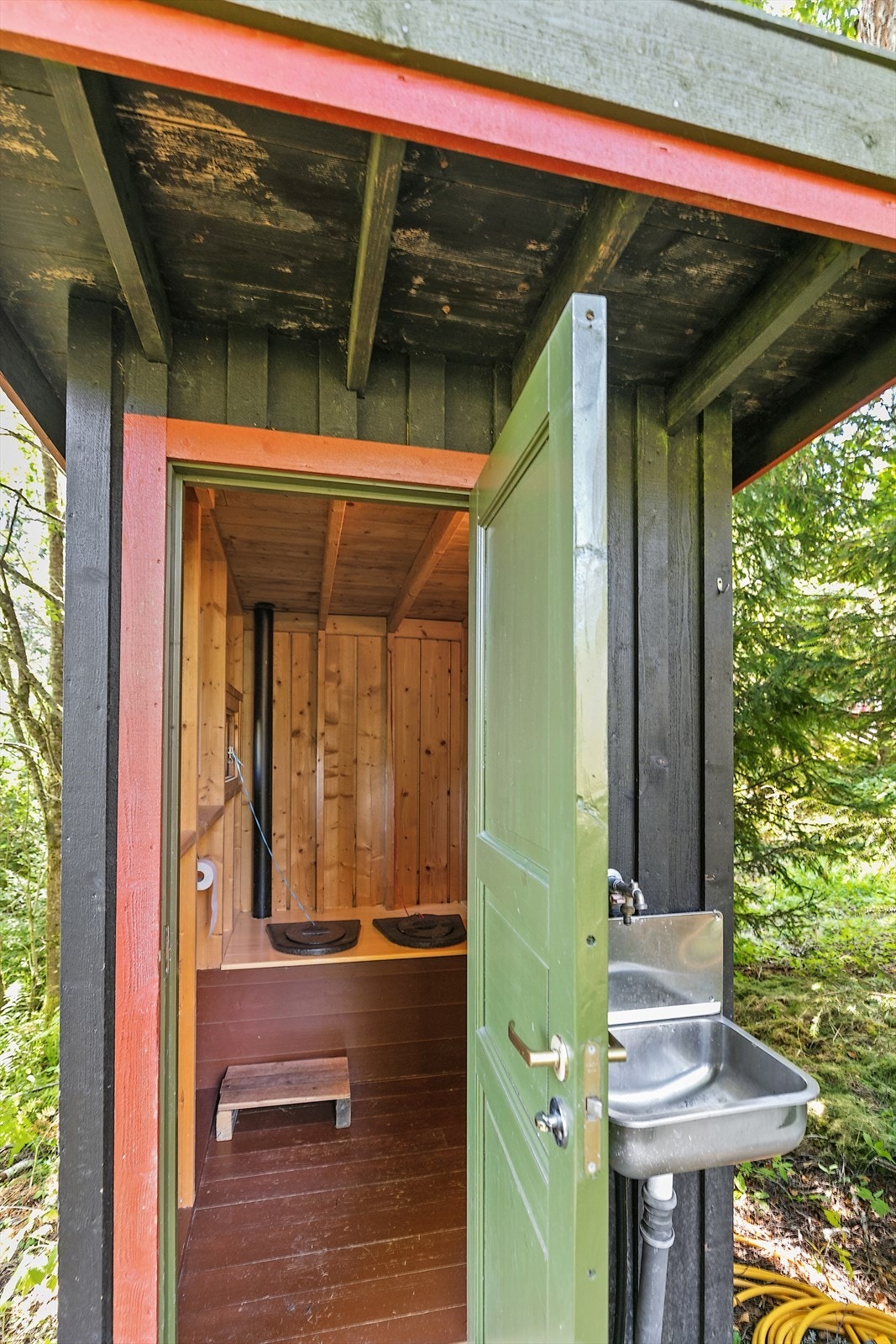 Utedo med sommer vann fra vellet på vegg. Galleribilde