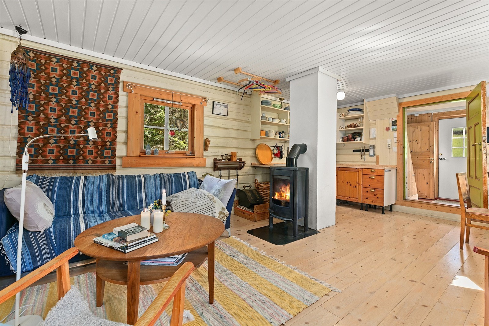 Stuen er stor med sofakrok og spisestue. Galleribilde