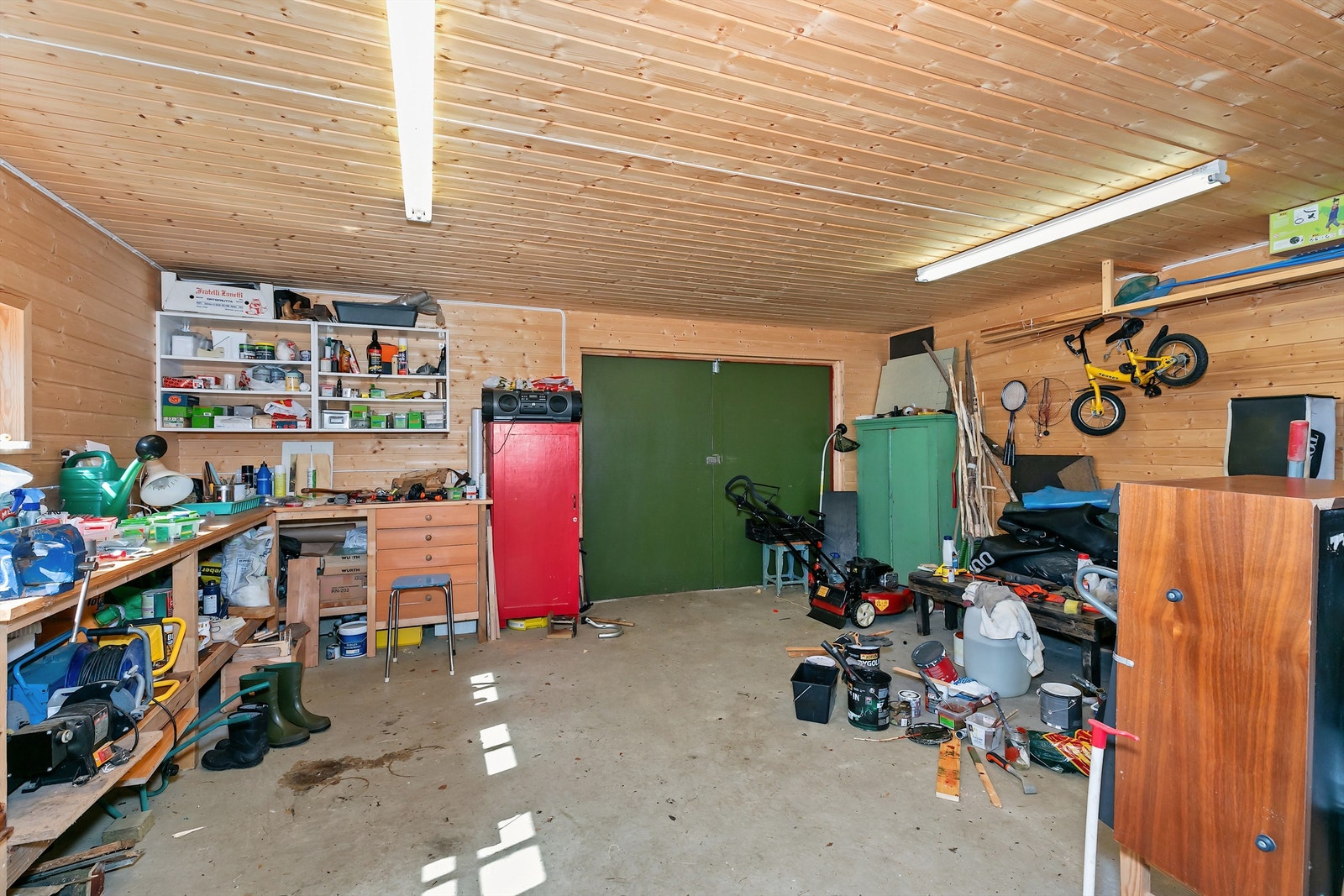 Garasjen er vinter isolert med god plass for en bil og utstyr. Galleribilde