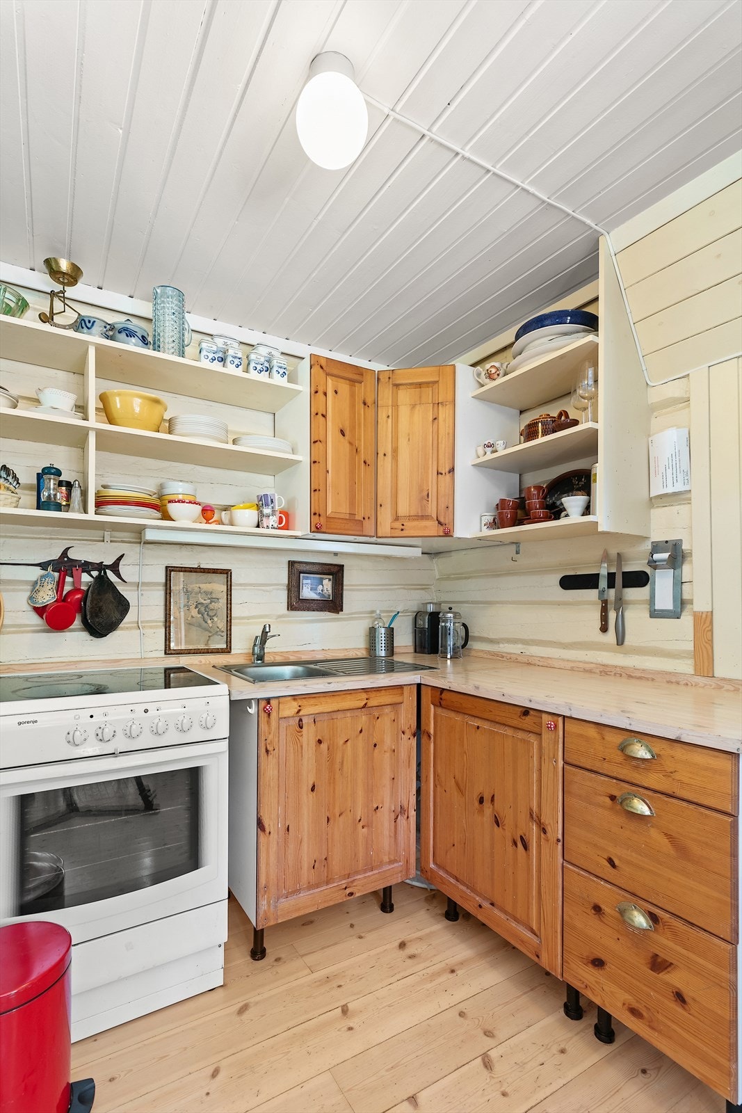 Liten kjøkken krok med komfyr og en utslagsvask. Galleribilde