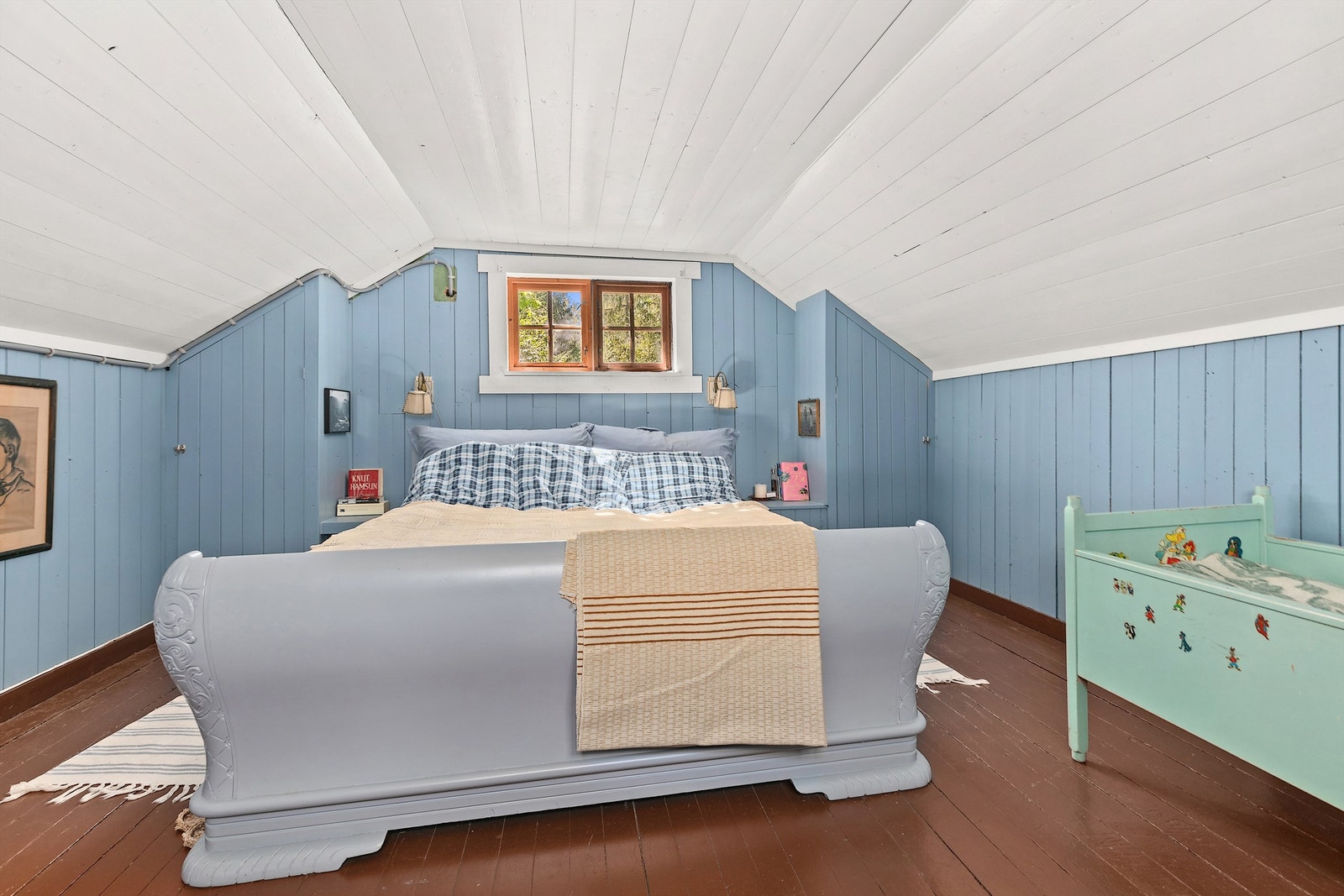 Hems innredet som soverom god plass for en dobbelt seng. Galleribilde