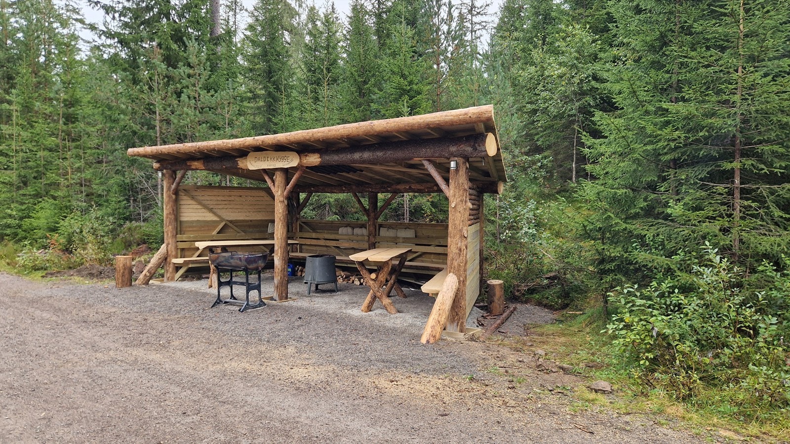 Gapahuk som er satt opp av noen hytteeiere, denne ligger langs veien opp til hytten. Galleribilde