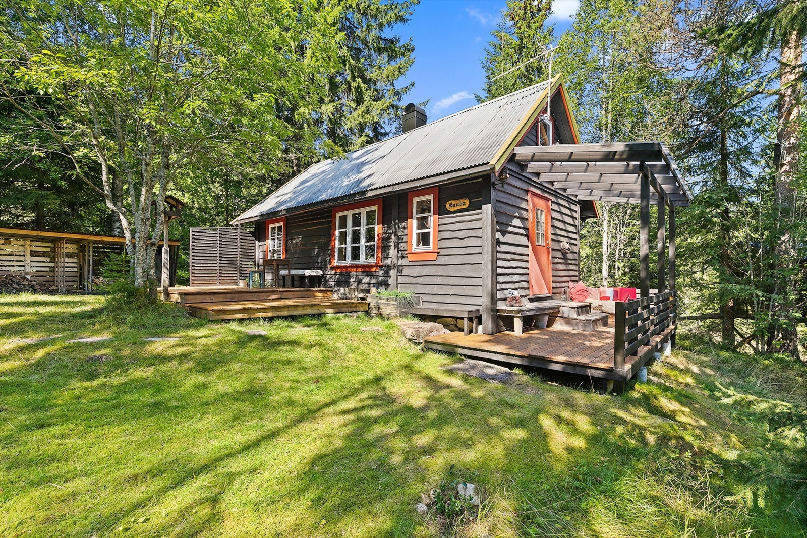 Fasade bygg 1 Leuba heter hytten Eldre laftet hytte opprinnelig satt opp en gang på 1909 tallet. Galleribilde