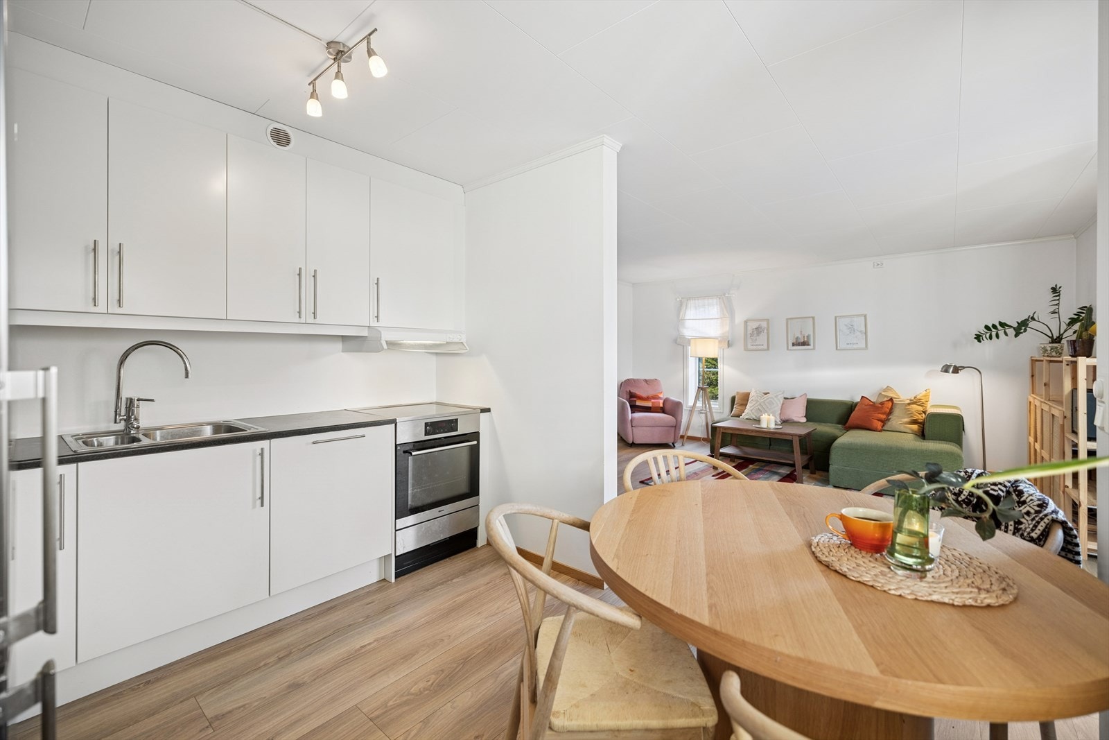 Den delvis åpne kjøkkenløsningen gjør rommet sosialt og praktisk. Galleribilde