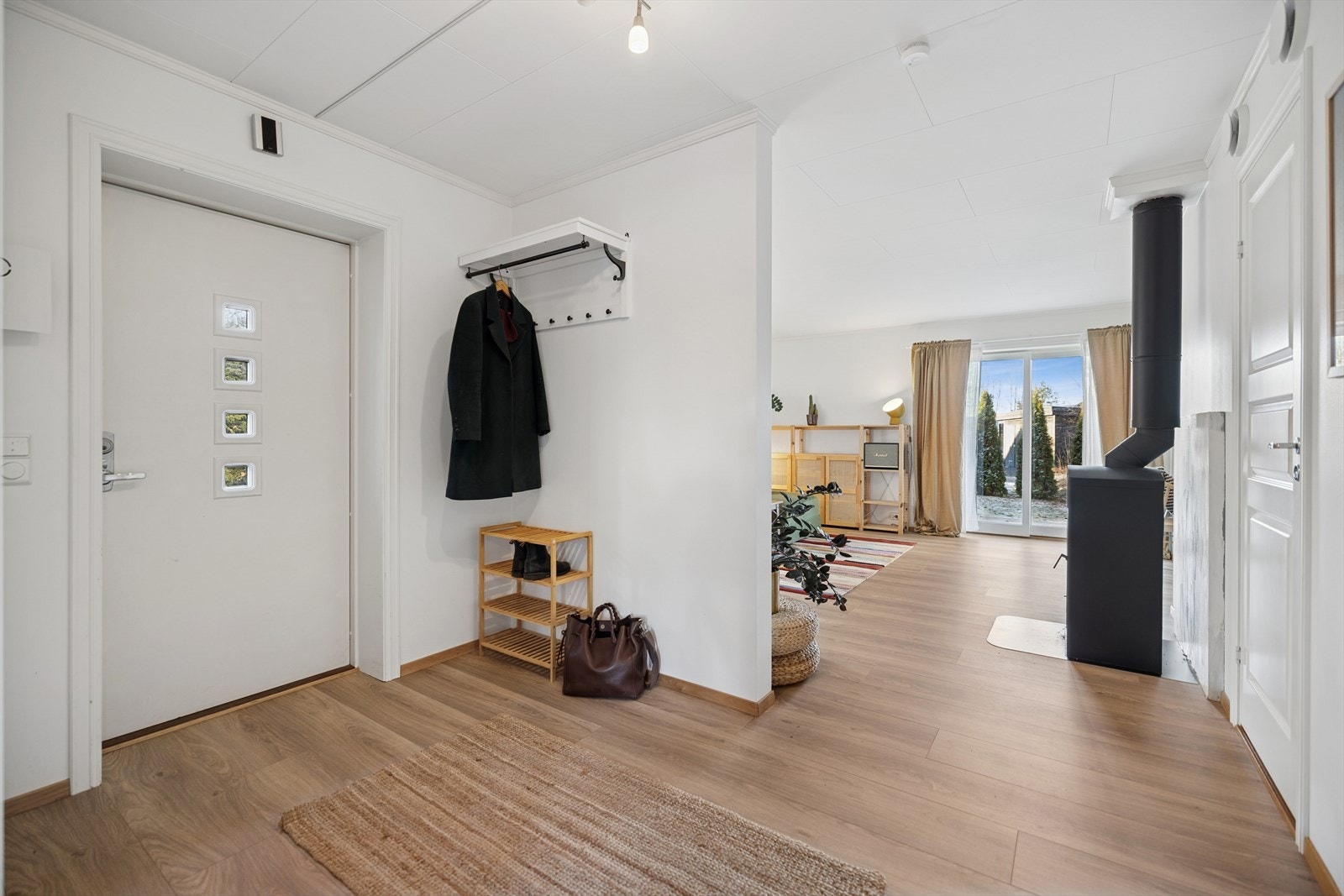 Entréen er en integrert del av den åpne løsningen og gir en umiddelbar følelse av romslighet. Galleribilde