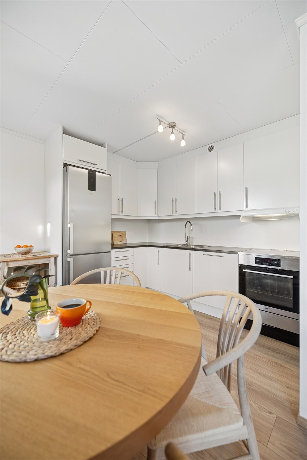 Kjøkkenet har en pen innredning med glatte fronter. Galleribilde