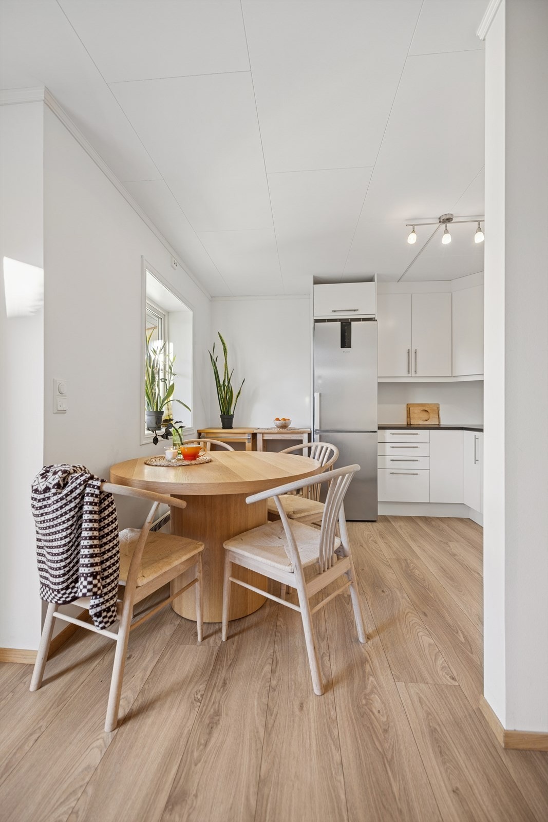 Gulvet har slitesterkt laminat som er gjennomgående i flere av rommene. Galleribilde