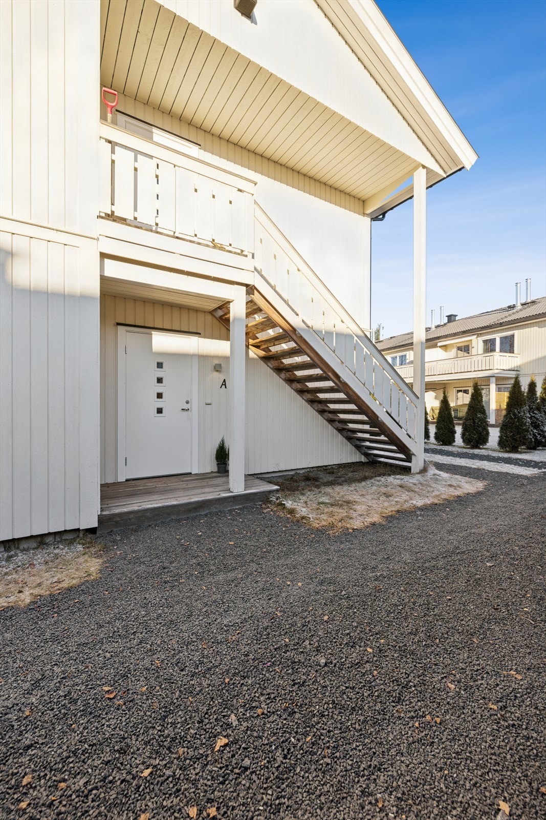 Til leiligheten medfølger en frittstående bod på 5 m² for ekstra lagringsplass. Galleribilde