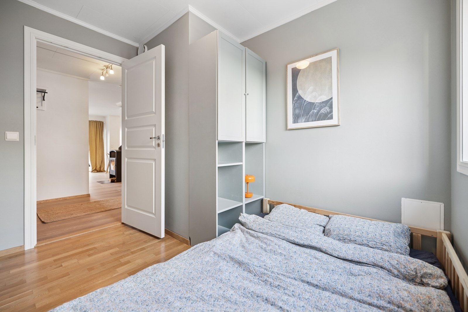 Også her er det parkett på gulvet og lyse, nøytrale farger på veggene. Galleribilde