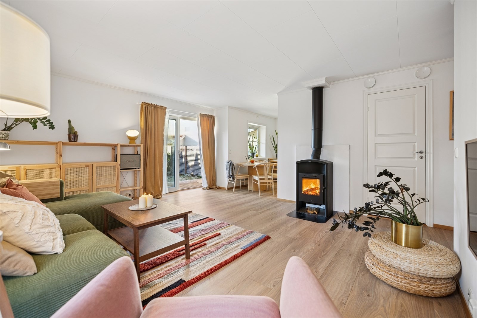 Den åpne planløsningen gir en god flyt mellom stue, spiseplass og kjøkken. Galleribilde