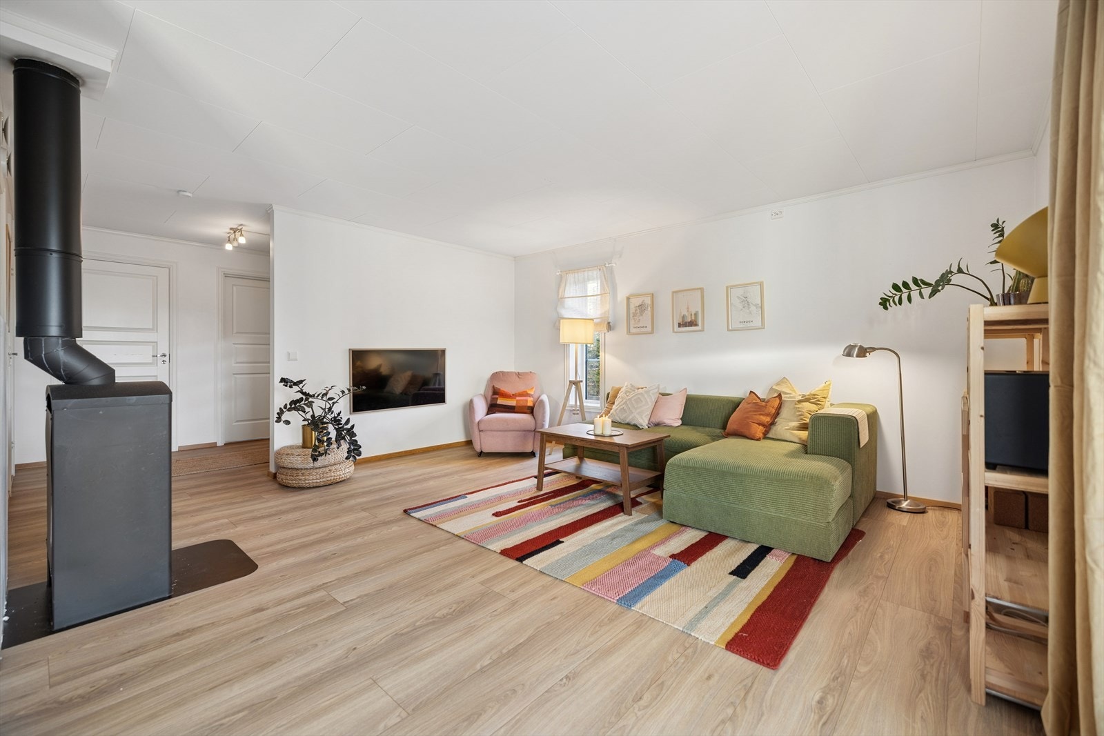 Stuen har god plass til sofagruppe og får rikelig med lys fra store vindusflater. Galleribilde