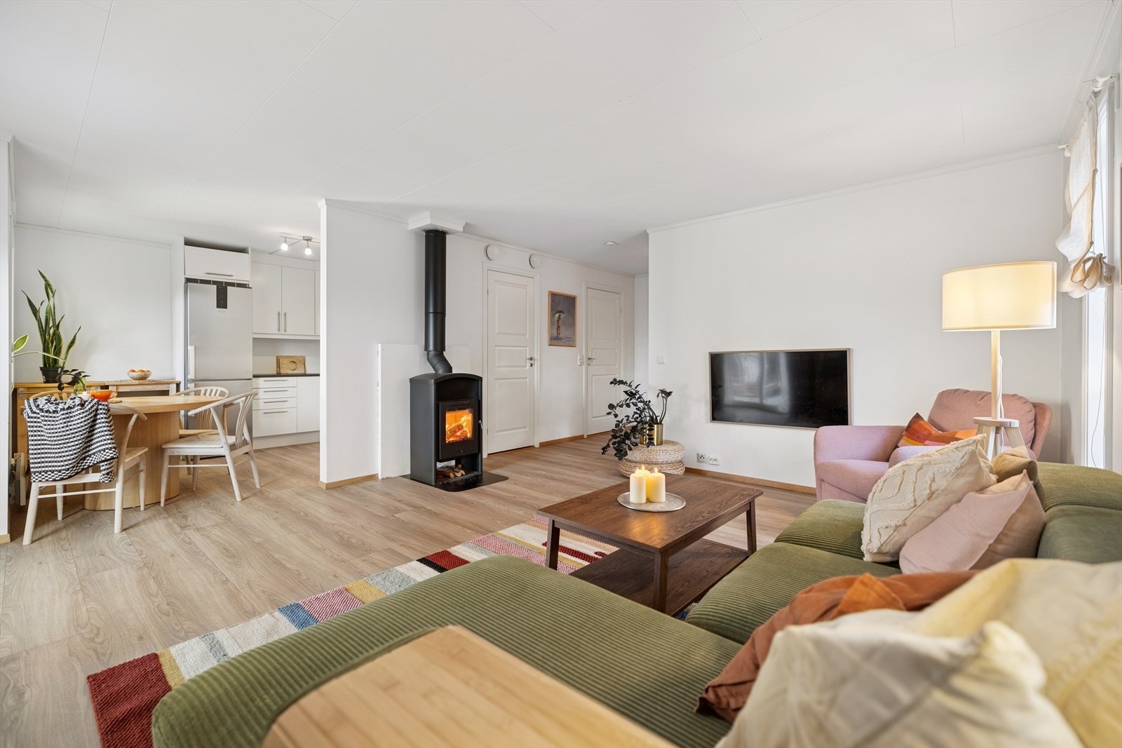 Stuen er et sentralt samlingspunkt med en peisovn som gir lun varme og atmosfære. Galleribilde