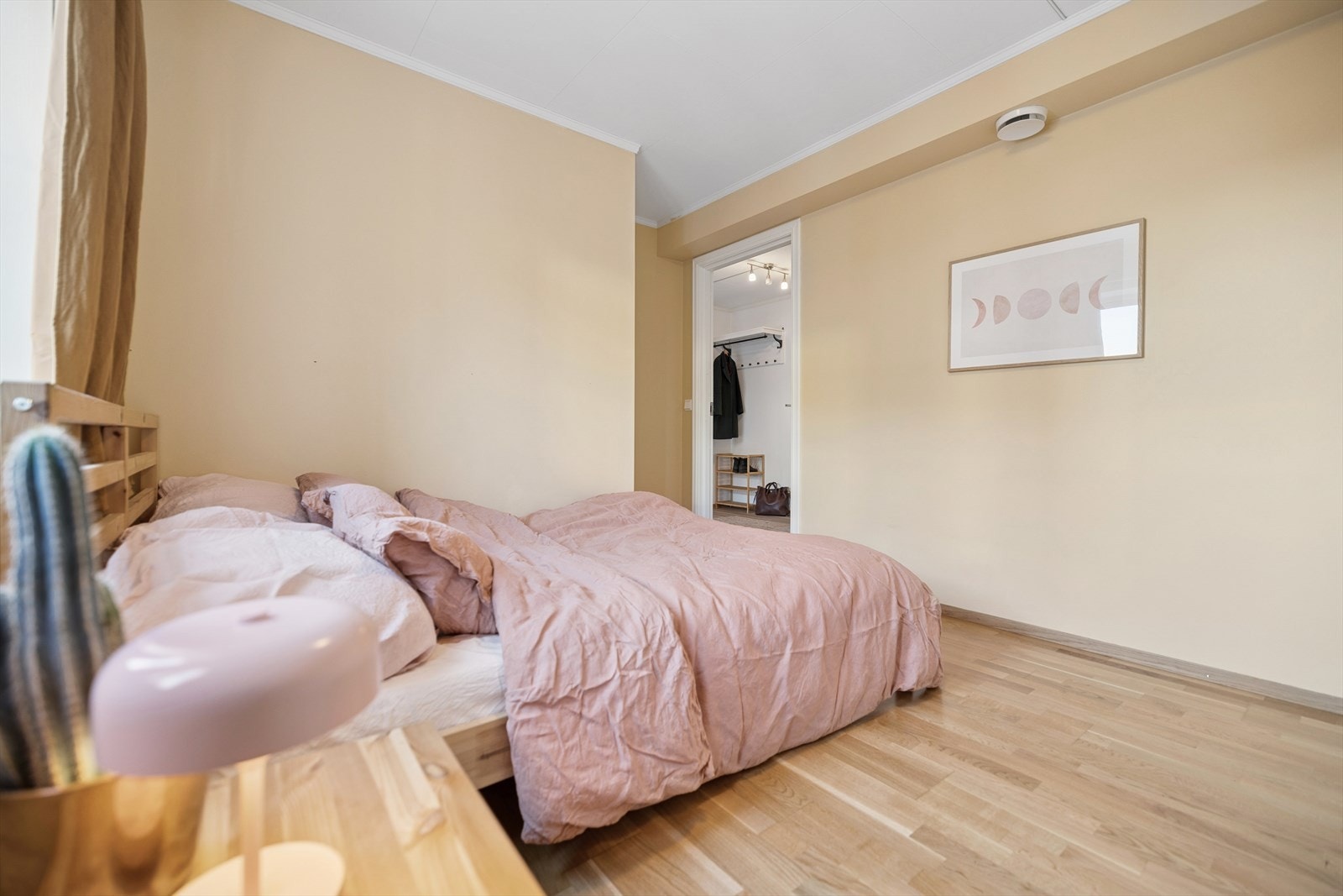 Rommet har parkett på gulvet og malte overflater, og er lett å innrede. Galleribilde