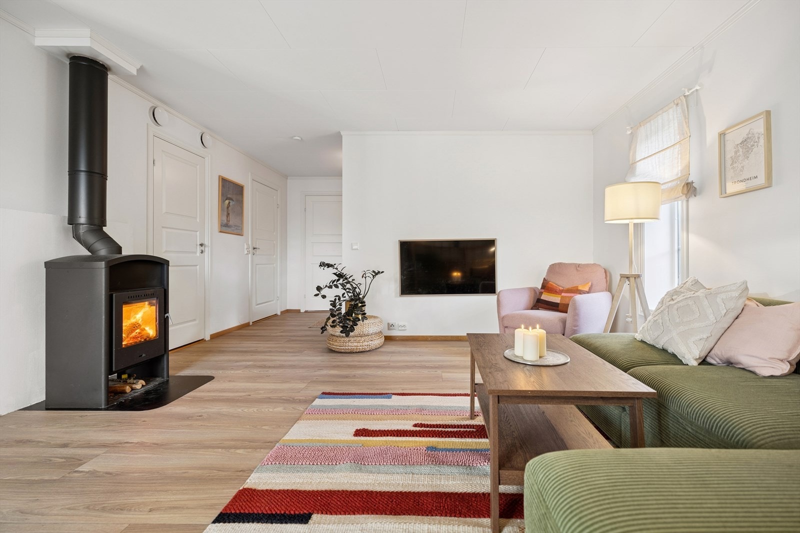 Leiligheten fra 2011 holder en gjennomgående moderne standard med lyse, malte overflater. Galleribilde