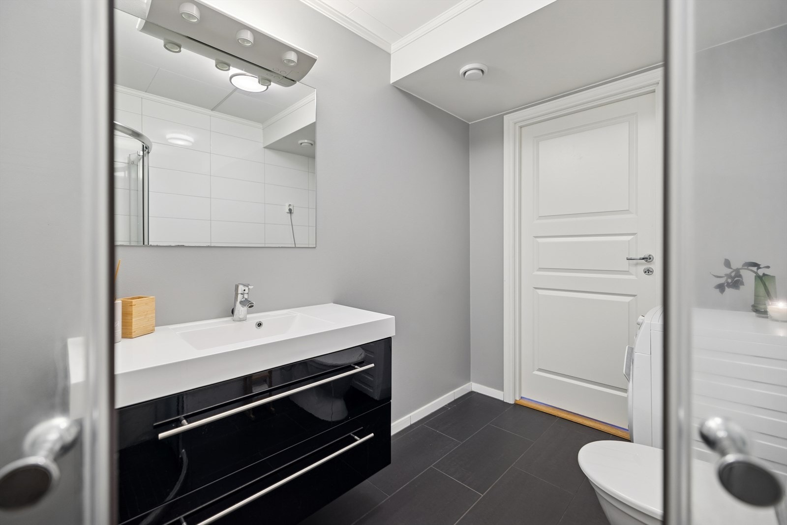 Badet er av god størrelse, med servant nedfelt i en moderne baderomsinnredning. Galleribilde