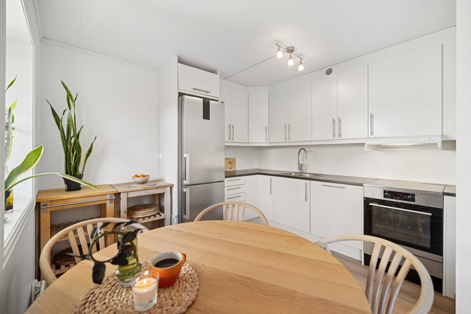 Alle hvitevarer som kjøl/fryseskap, komfyr og oppvaskmaskin medfølger handelen. Galleribilde