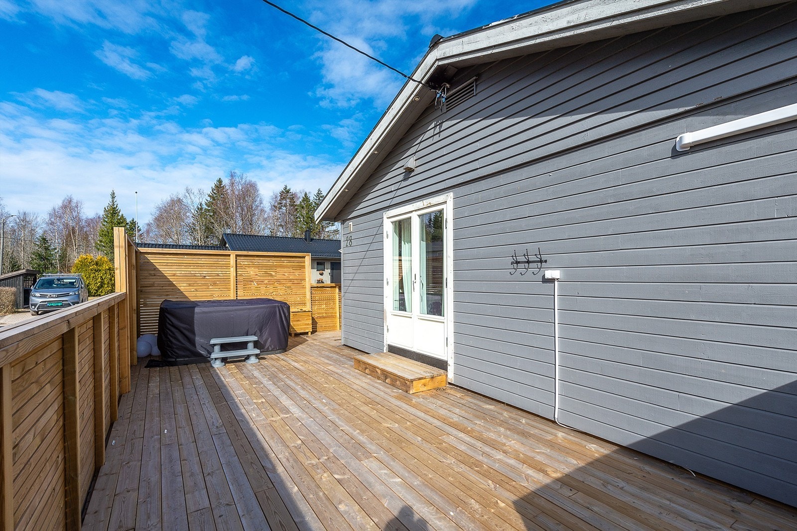 En usjenert og solrik terrasse på 61 kvm (Jacuzzi medfølger ikke) Galleribilde