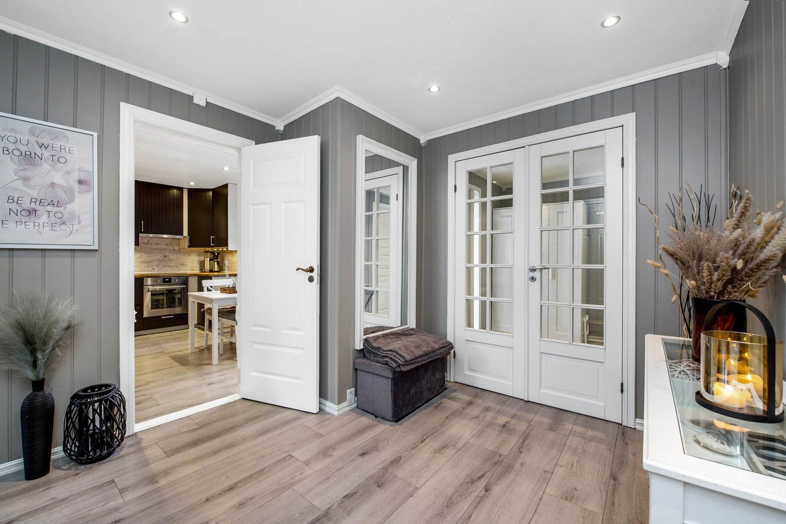 Praktisk med et kjøkken hvor man har mulighet til å lukke døren til resten av boligen Galleribilde