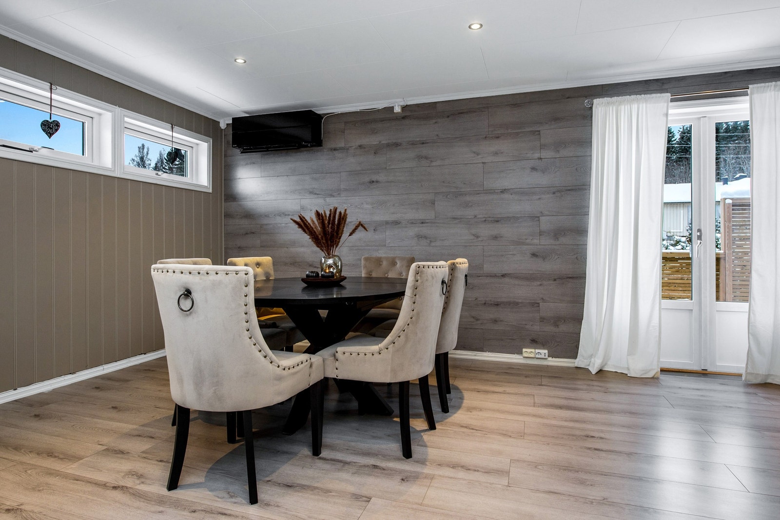 Spisestue med utgang til terrasse Galleribilde