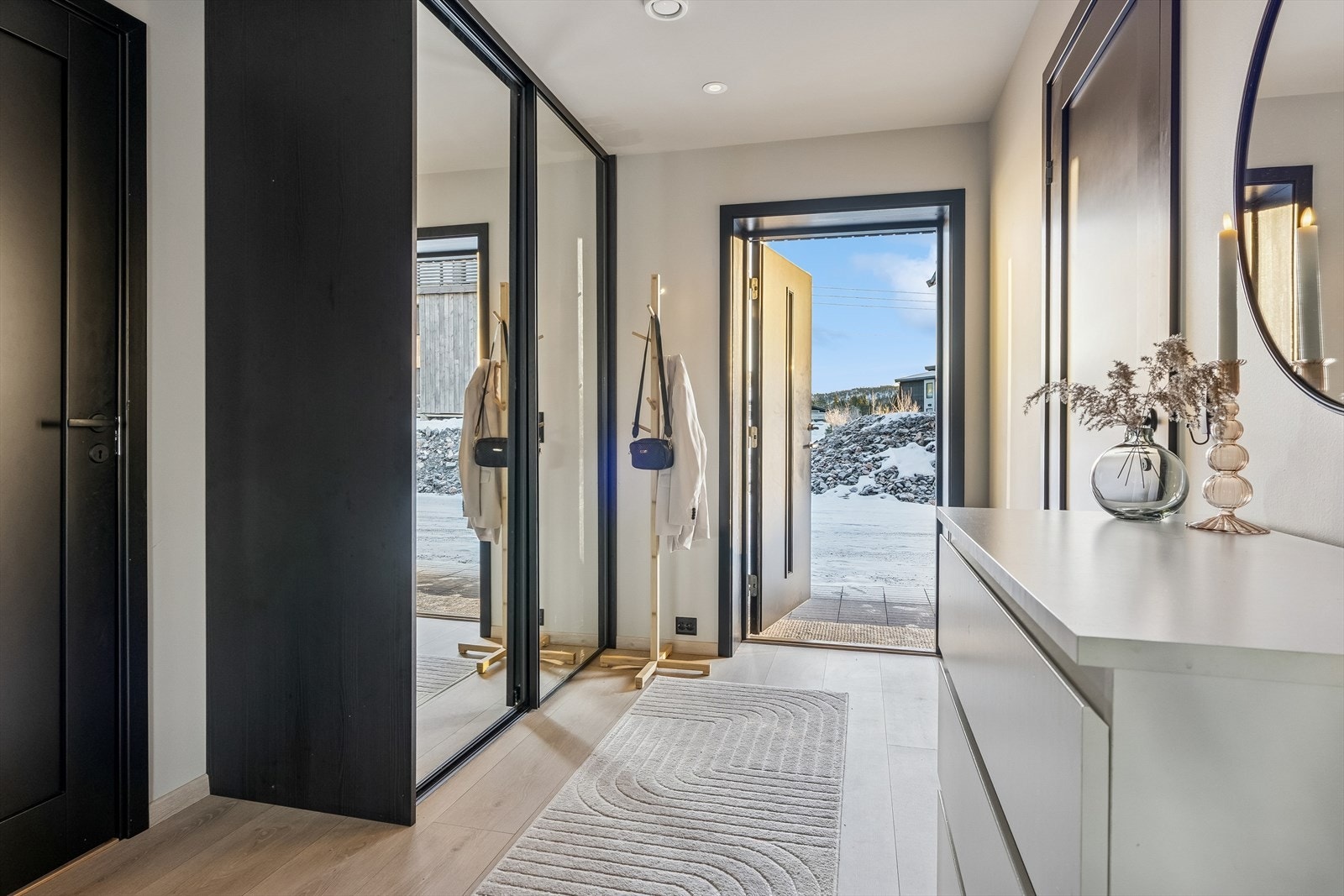 Hyggelig entré med god plass til oppbevaring i praktisk skyvedørsgarderobe. Galleribilde
