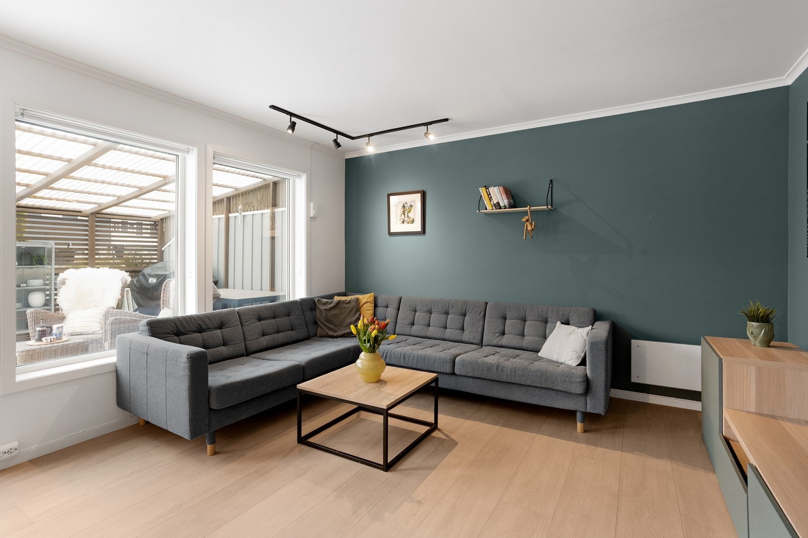 Stuen har gode møbleringsmuligheter, med plass til både sofagruppe, spisebord og øvrig møblement. Galleribilde