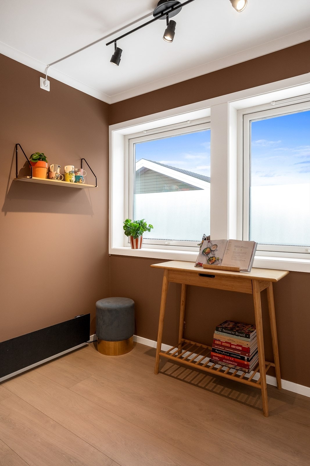 Plass til frokostbord i tilknytning til kjøkkenet. Galleribilde