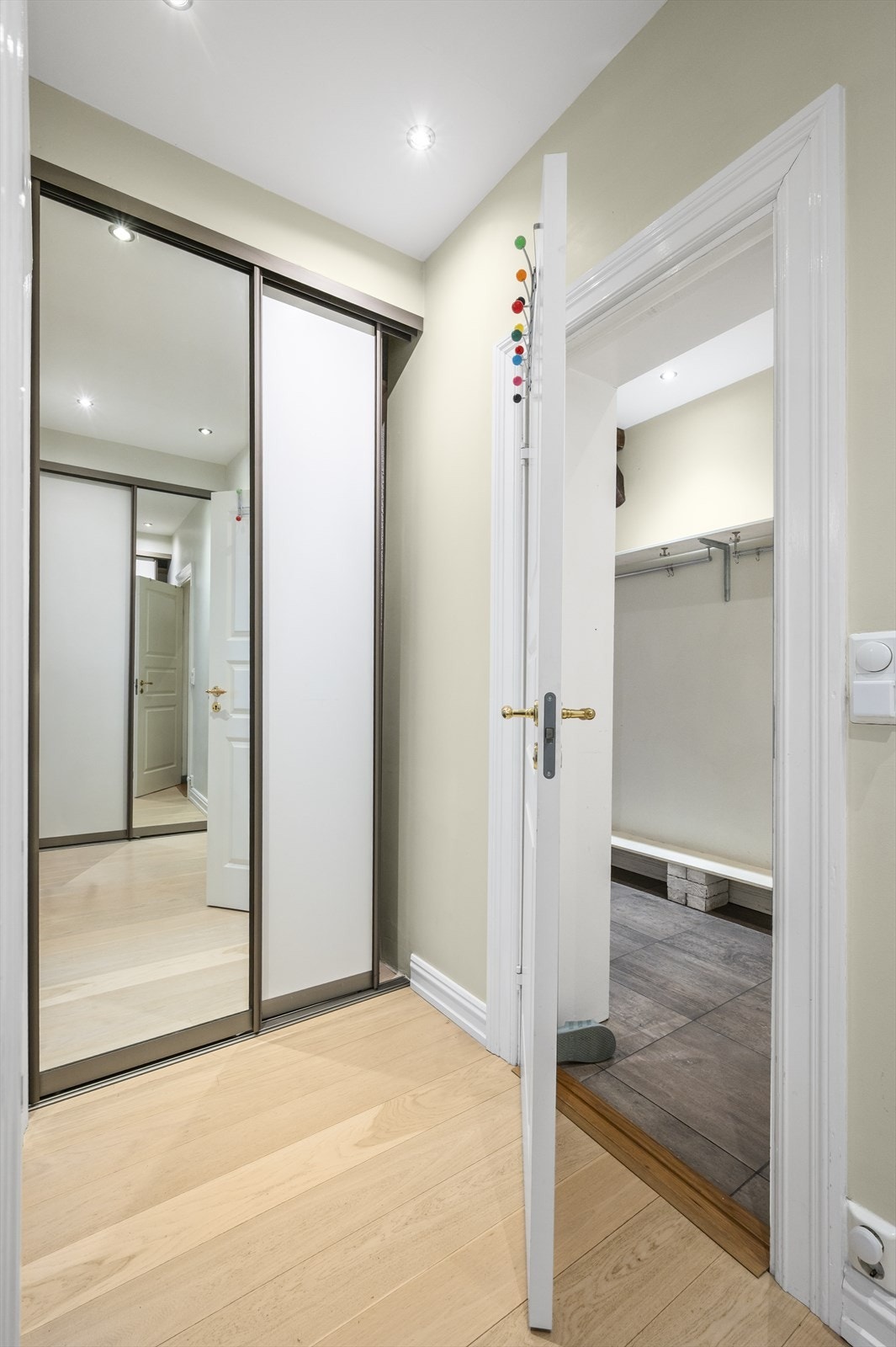 Leiligheten disponerer også en praktisk trappebod på ca. 2 m² i felles oppgang. Galleribilde