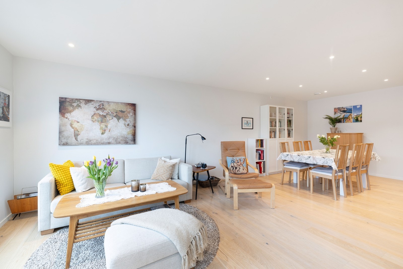 Stuen er lys og trivelig med god plass til sofagruppe og spisestuemøblement. Galleribilde
