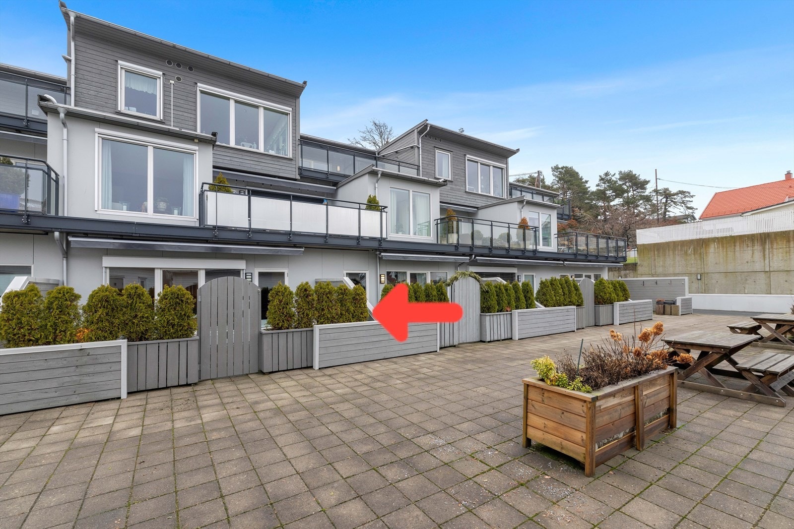 Velkommen til en meget hyggelig leilighet med solrik, skjermet uteplass. Galleribilde