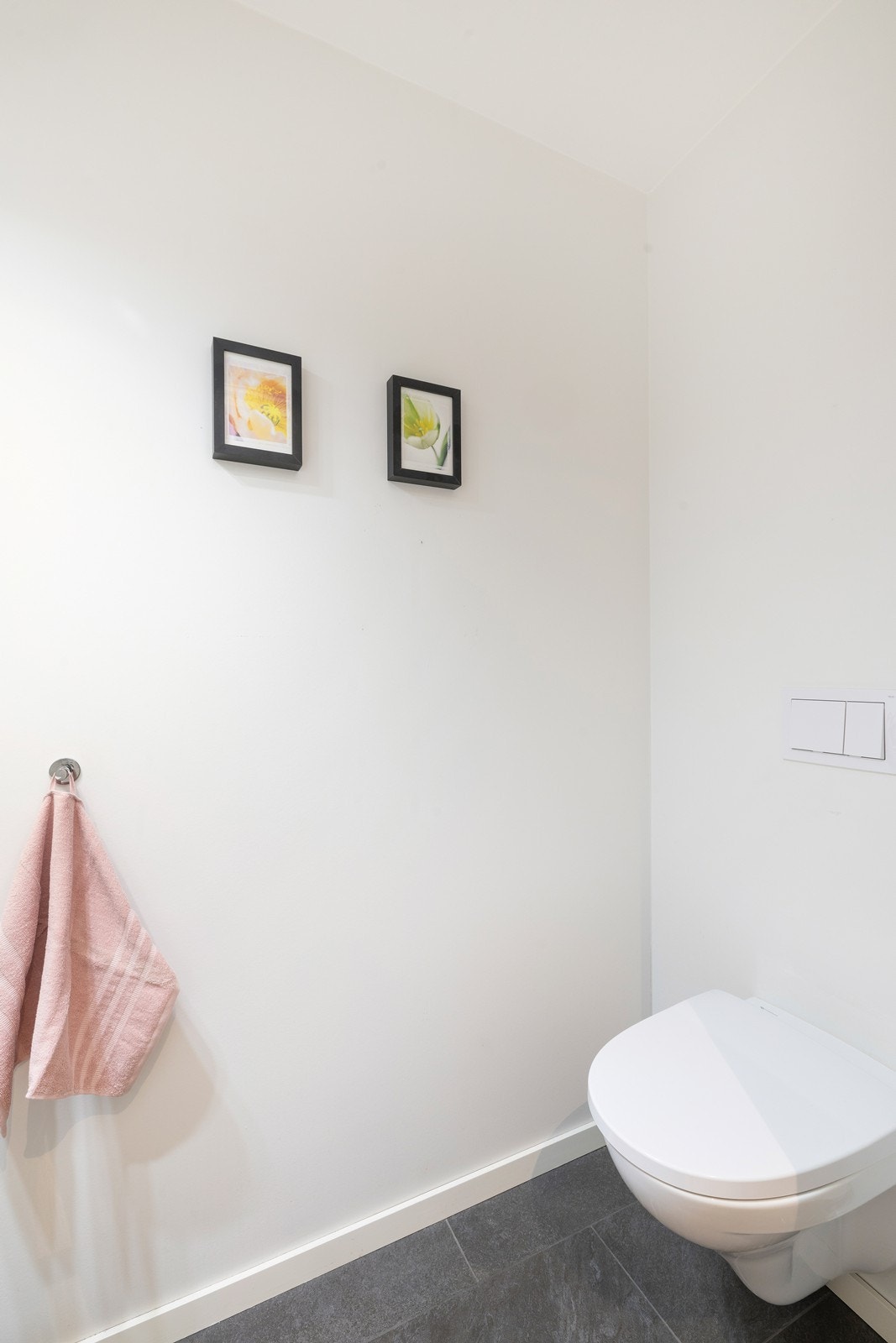 Praktisk og pent gjeste-wc Galleribilde