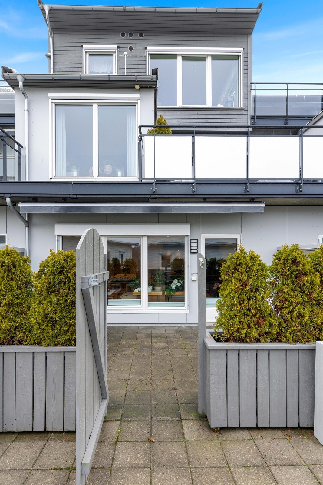 Koselig port inn til uteplassen Galleribilde