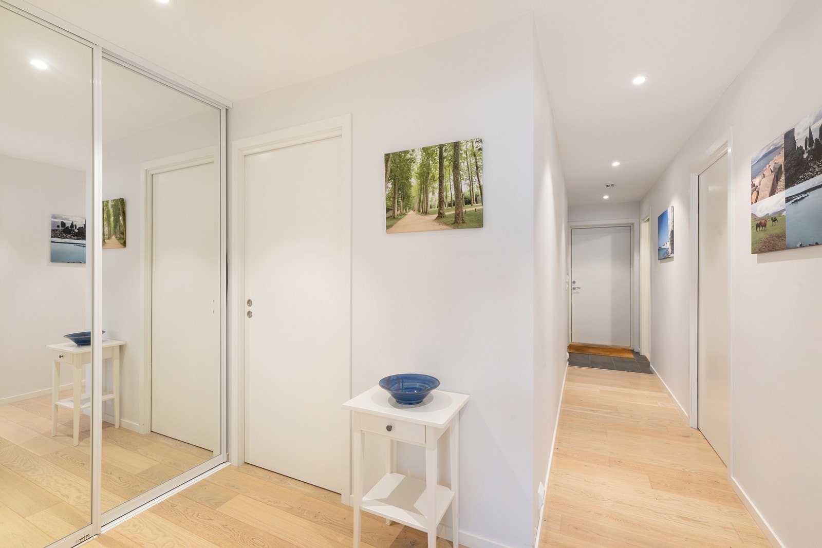 Gode lagringsmuligheter med bod og skyvedørsgarderobe i gangen. Galleribilde
